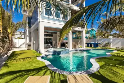 Image de Salt Dreams: 1 Block to Beach! Pool, Spa, Games, Rooftop Deck by Anna Maria Life Vacation Rentals
