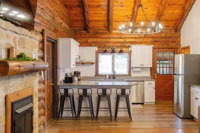 Image de log cabin in the woods 3-bedroom cabin with pool table and WiFi in Honey Brook