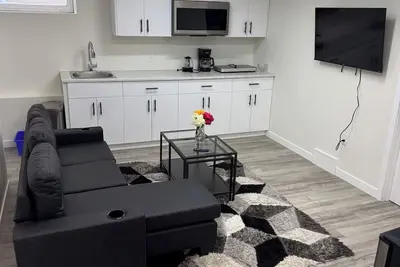 Image de Charming 2-bedroom apartment in wonderful Devonshire area of Winnipeg with WiFi
