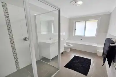 Image de Cosy three bedroom home, two bathrooms and Bbq area!