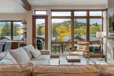 Image de Luxe Riverfront Mountain Retreat | Walk to Gondola
