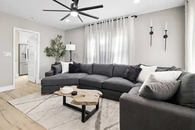 Image de Emma’s Manor: A Historic 1908 Craftsman Retreat| 1 blk to Dt