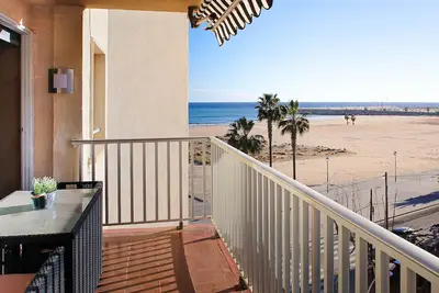 Image de At059 Torremar: Apartamento reformado, con aire acondicionado, en primera línea de la playa La Pella.