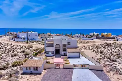 Image de A Wave From It All: Stunning Ocean View Retreat Just Steps to the Beach!
