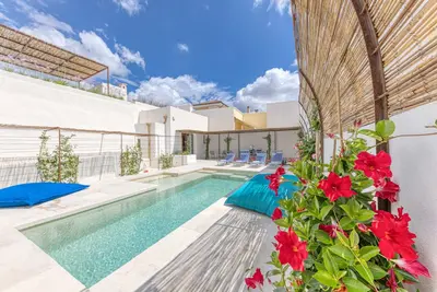 Image de Entière maison avec piscine privée à 5km de la mer