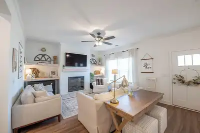 Image de 2-bedroom Home 10 Miles from Course - Daily Hostess Service Available