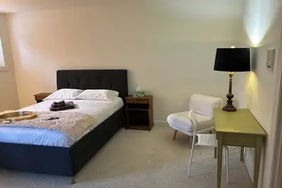 Image de Private basement suite in a peaceful Bethesda neighborhood.