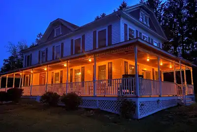 Image de Spacious 5-bedroom farmhouse in delightful Kenoza Lake with WiFi, Ac,