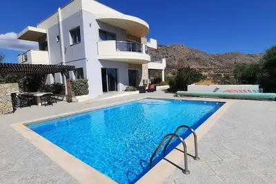 Image de Villa 5 chambres avec piscine chauffée vue mer montagne à 5 minutes du centre