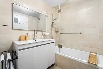 Central modern Jlm 3br suite with a private Parking and a Balcony