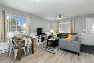 Image de Saint Charles 2bd | King Bed, Near River Trail!
