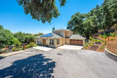 Image de Gated 3br with king beds, chef's kitchen & den in centrally located Atascadero