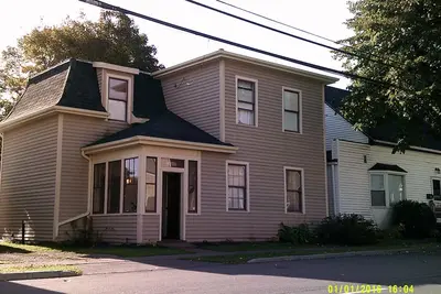 Image de Garden Heritage-Award-Winning Downtown Duplex; Pet-friendly, walkable