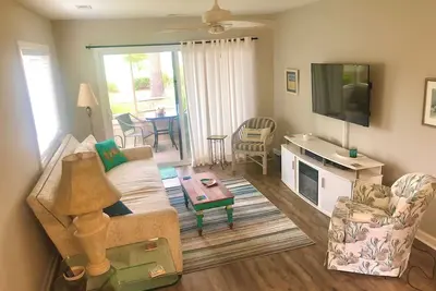 Image de 2 Br 2 Bath 1st floor condo with a water view, 10 min from beach