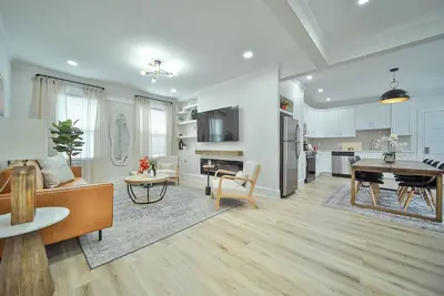 Image de New-Large 2Story mins from Train DowntownConvention BeachFenway FreePrkg