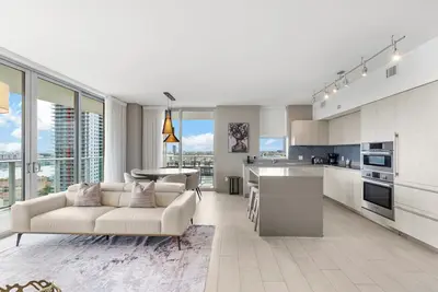 Image de Luxury Condo with Wraparound Balcony & Panoramic Water Views