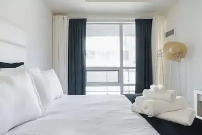 Image de Modern 2br Condo w/ Private Balcony in Downtown