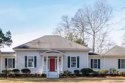 Image de Private 3br Historic Farmhouse near downtown New Bern on 33 acres