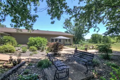 Image de Spacious 10-bedroom, 40 beds, 3. 5 bath country home in Osseo, Wi with WiFi, Ac