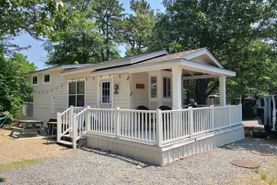 Image de Fantastic, Updated, Seasonal 1-Bed Tiny House with Community Pool and Beach