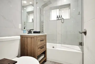 Image de Peaceful 2br Home w/ King Bed. Near Trendy Areas!