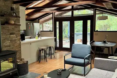 Image de Redwood Cabin - with Wine Tasting and Hot Tub