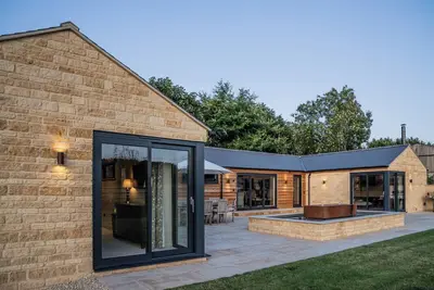 Image de Stylish Cotswold Barn Conversion with hot tub near Bath