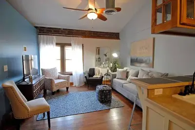 Image de Unique Craftsman Style Loft Downtown Bloomington
