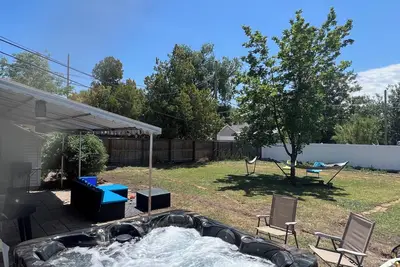 Image de Charming 2-bedroom house with WiFi, a hot tub and 30 min away from adventure.