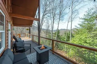Image de Deer Haven Cabin, Stunning Mtn Views, Hot Tub+Fire Table+Grill, Game Room, WiFi!