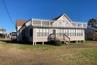Image de Renovated Historic Poc Bayhouse!