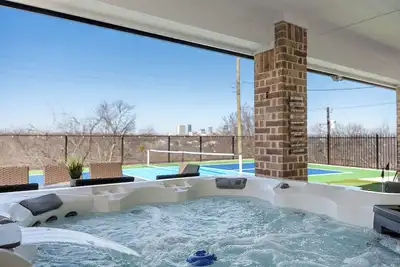 Image de Pickleball HotTub MiniGolf with Downtown Fw Views!