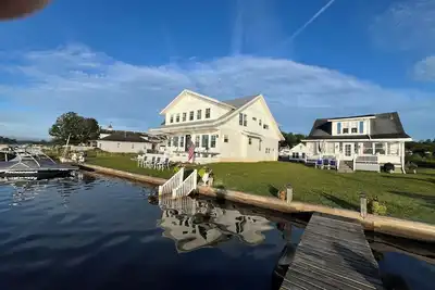 Lake Front Cottage with private dock & swim area