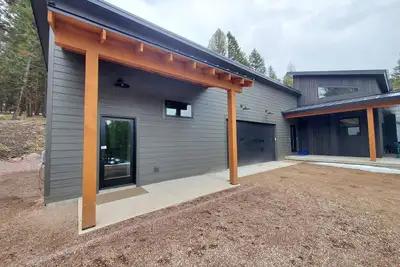 Image de Modern home ~ Pet Friendly ~ In-law Suite