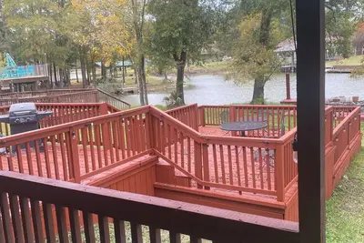 Image de Cozy lake cabin on gated community with pool lake access security gate.