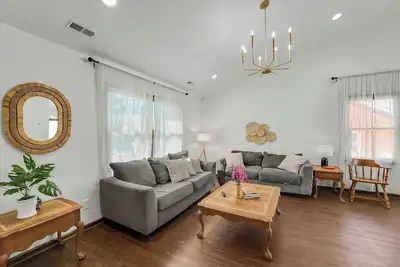 Image de Cute house w big fenced yard - starts at 3. 5k/month