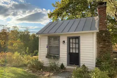 Image de Cozy cottage in charming Charlottesville with WiFi, Ac