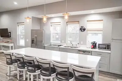 Image de African Loft: Modern Bright Spacious 2 Bedroom Escape with Sleeper Sofa