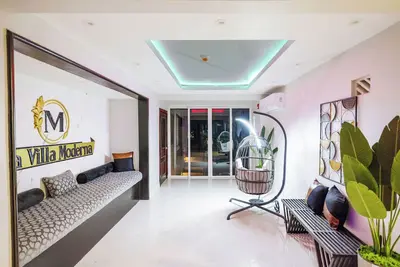 Image de Luxurious 6-bedroom villa with pool, bar, fire pit in gorgeous St. James Parish