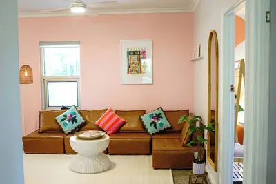 Image de Hillside Hideaway: vibrant retreat surrounded by hiking trails - mins from city!