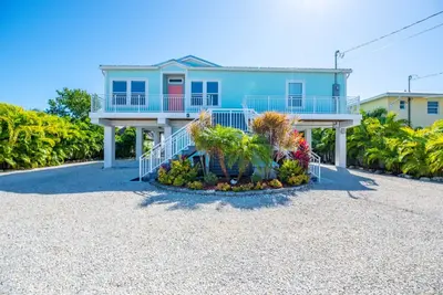 Image de Sugarloaf Key - Beautiful 3-bedroom house on a canal with a boat lift! ! !