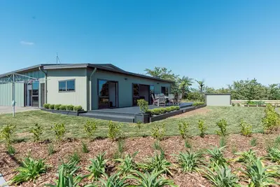 Modern 3 Bedroom Guesthouse in New Plymouth. Rural outlook so close to the city
