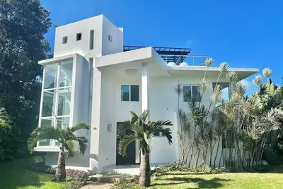 Steps from beaches/bars: 5bd/5bth guest-friendly villa with pool