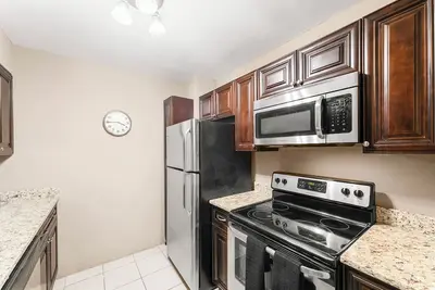 Image de Downtown Dream: Luxury High Rise 1-bedroom Getaway Awaits