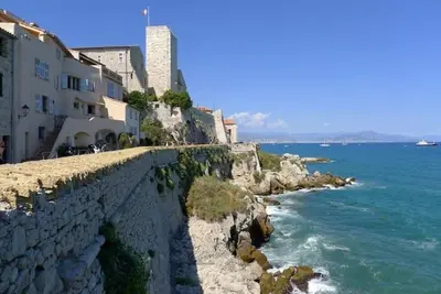 Image de Entrance to old town Antibes, close to beach