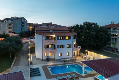Image de Maison de vacances Pula pour 1 - 18 personnes avec 9 chambres à coucher - Maison de vacances