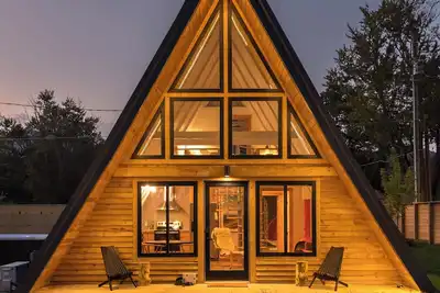 Image de Scandi-Camp A-Frame, 2 kings, hot tub, pet-friendly, walk to town! By Modcabins