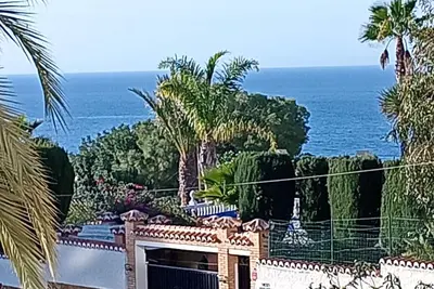 Image de Modern & light apartment with sea views. 7 min walk to beach & restaurants.