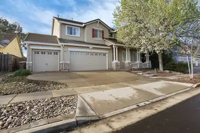 Image de 5br/3ba Central and Spacious Oasis Near the River