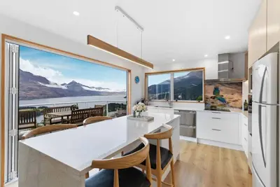 Image de Amazing lake and mountain views and wood burner fire.